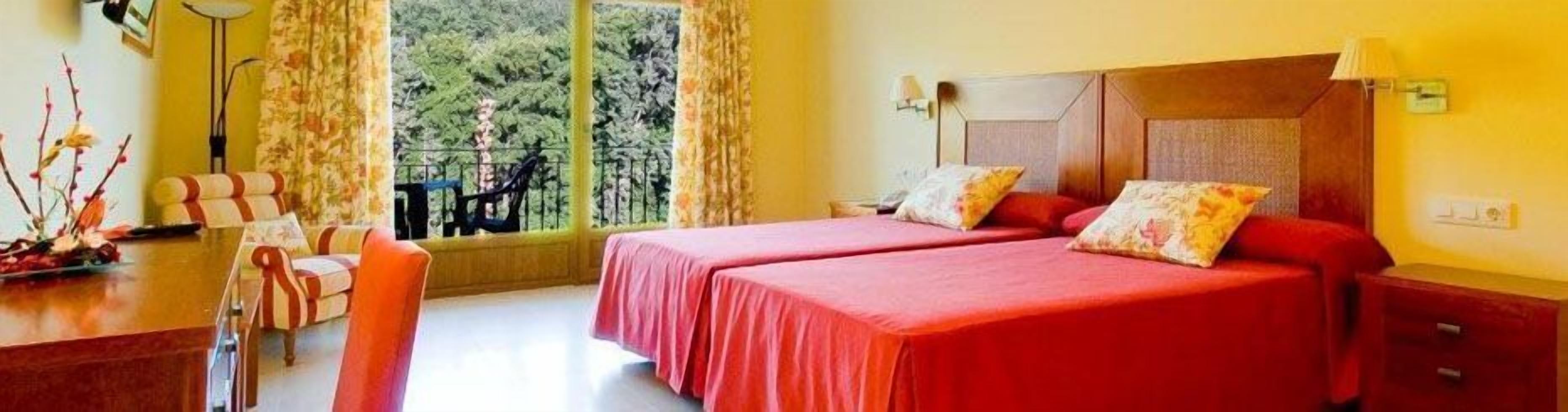 basic twin room | down duvets, minibar, in-room safe, desk