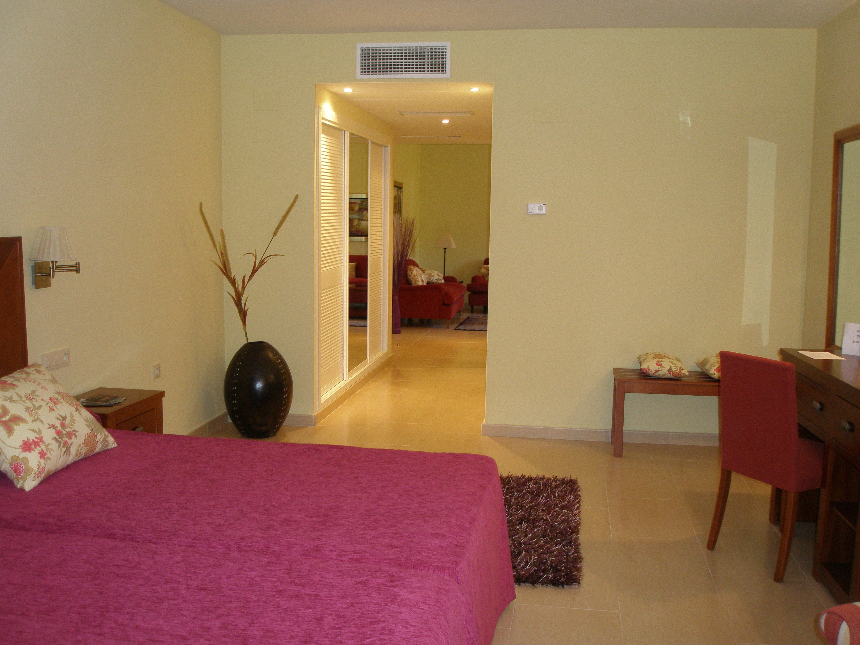 basic twin room | down duvets, minibar, in-room safe, desk