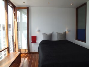 Escritorio, espacio para trabajar con laptop y cortinas blackout