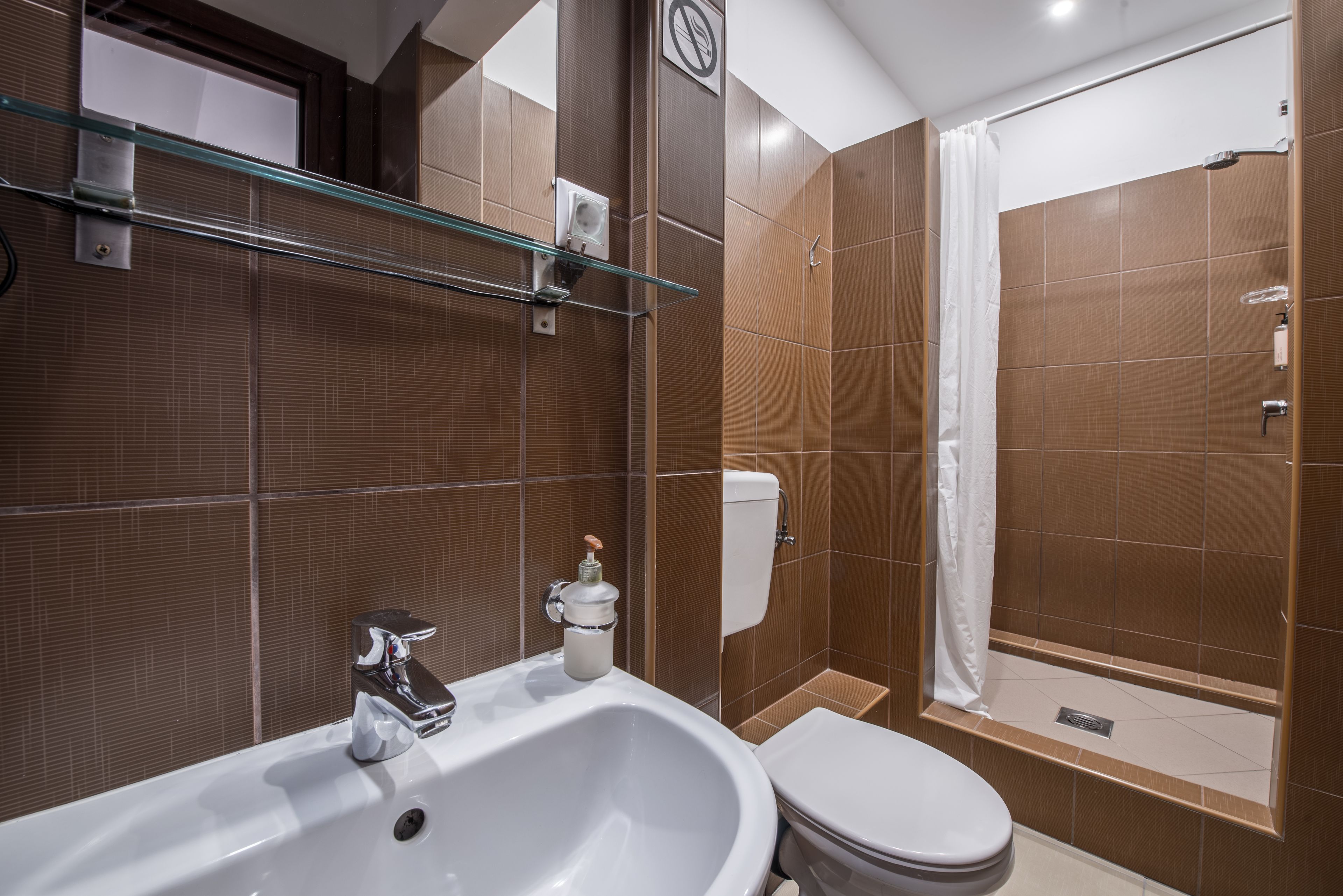 compact triple room | bathroom | shower, free toiletries, hair dryer, towels
