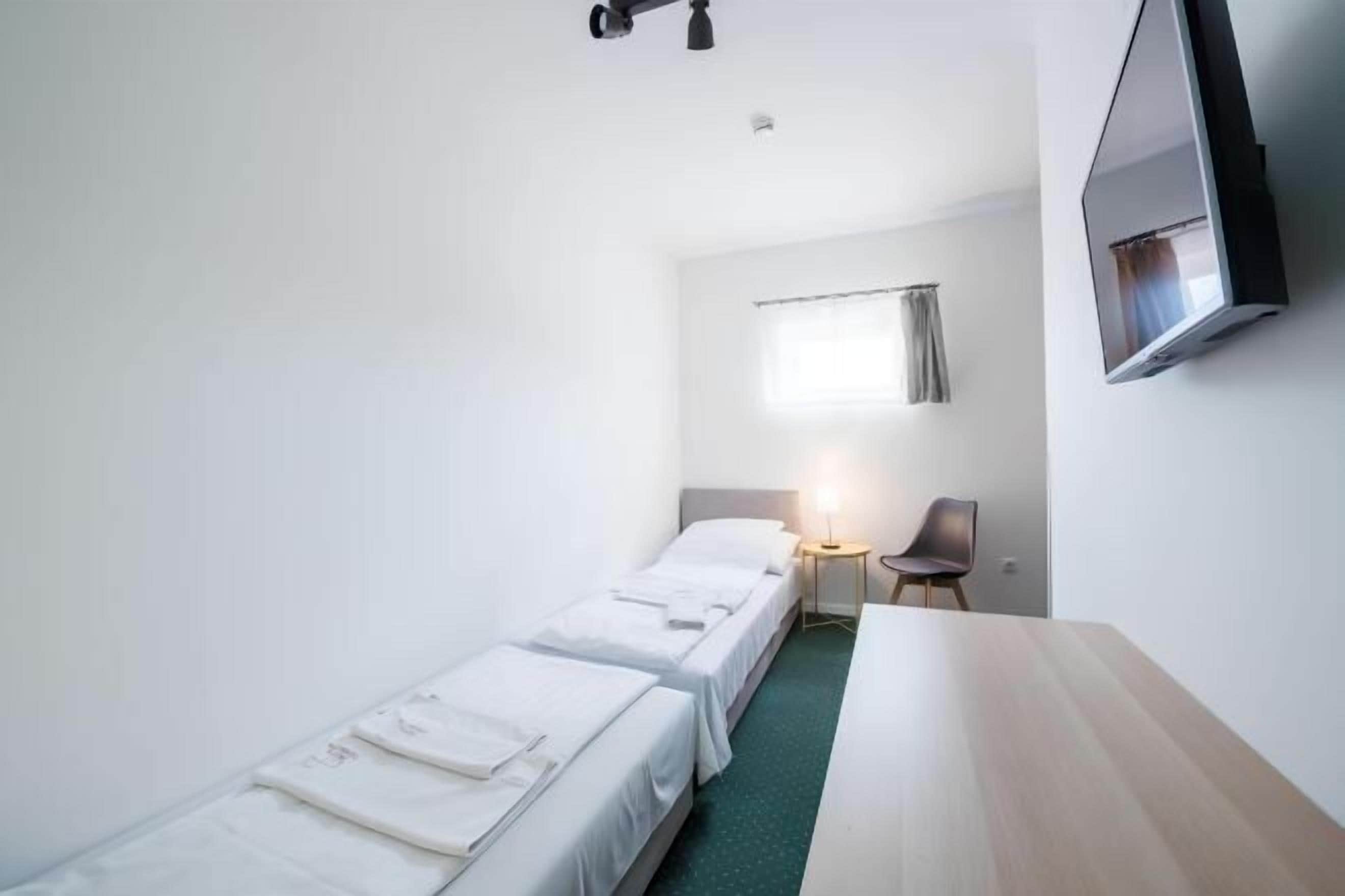 Minibar, coffres-forts dans les chambres, bureau, Wi-Fi gratuit