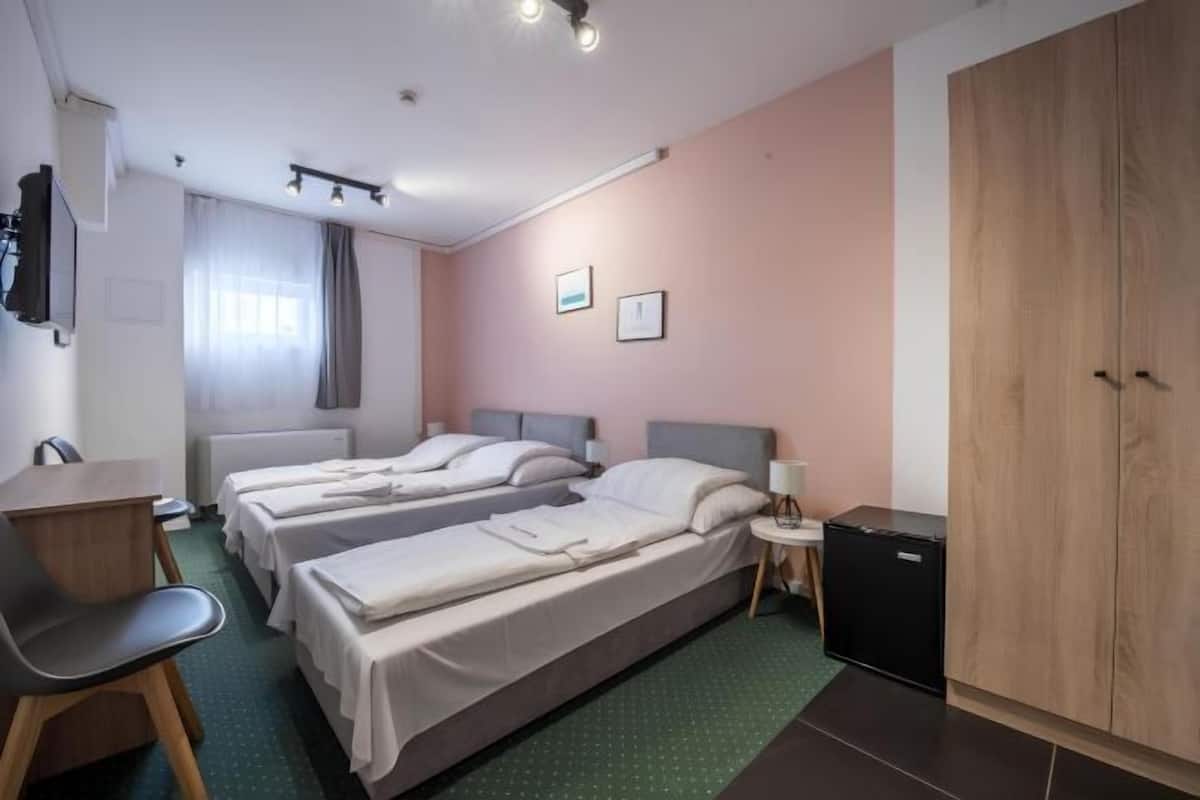 Minibar, in-room safe, desk, WiFi (free)