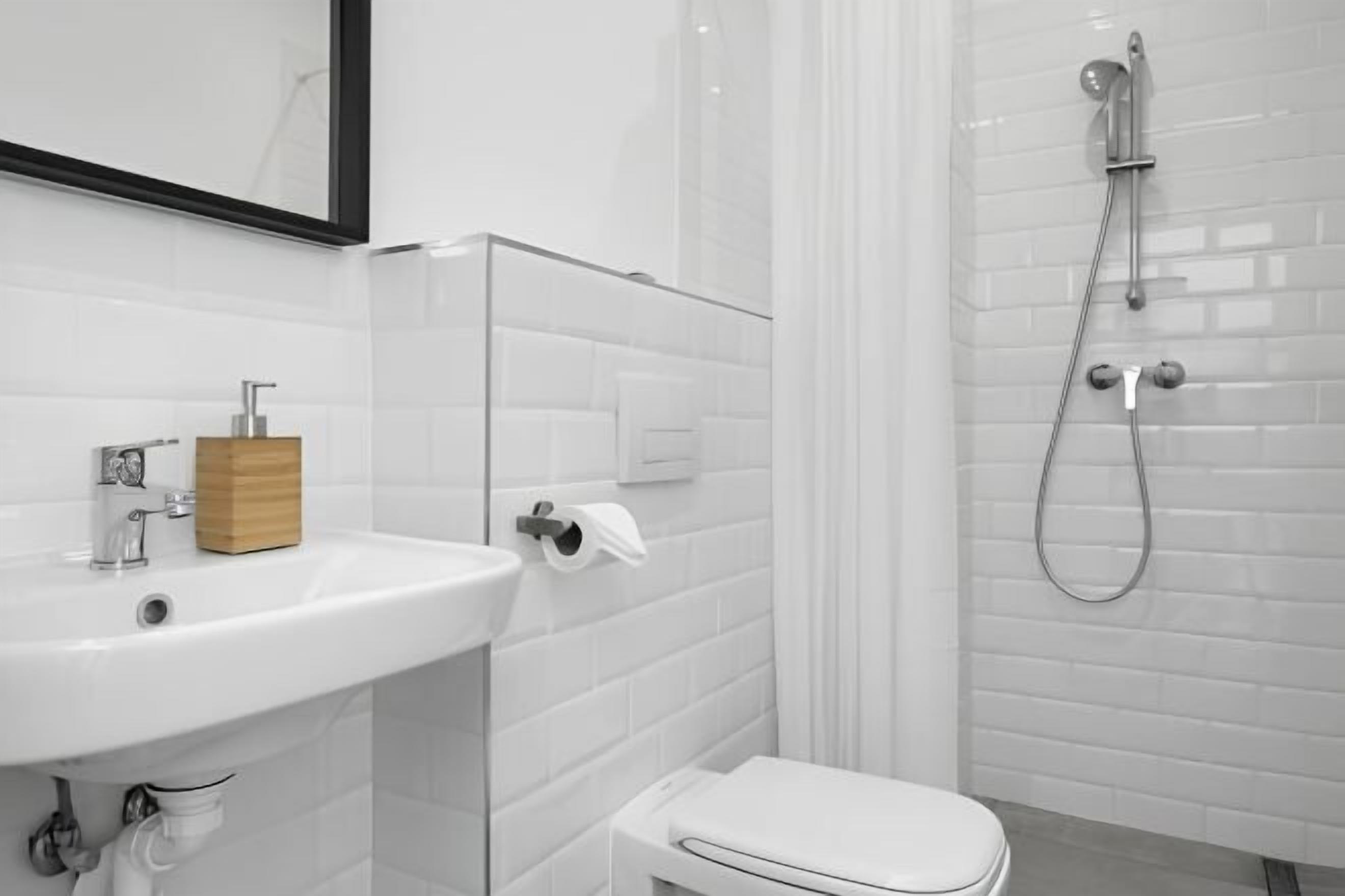 Douche, articles de toilette gratuits, sèche-cheveux