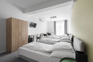 Standard Quadruple Room | Minibar, in-room safe, desk, free WiFi - Chesscom Hotel (Budapest)