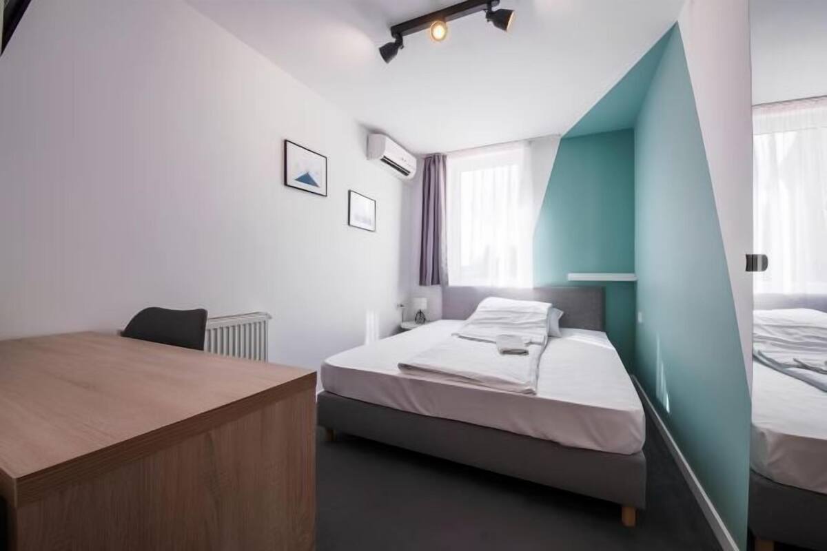 Minibar, in-room safe, desk, WiFi (free)