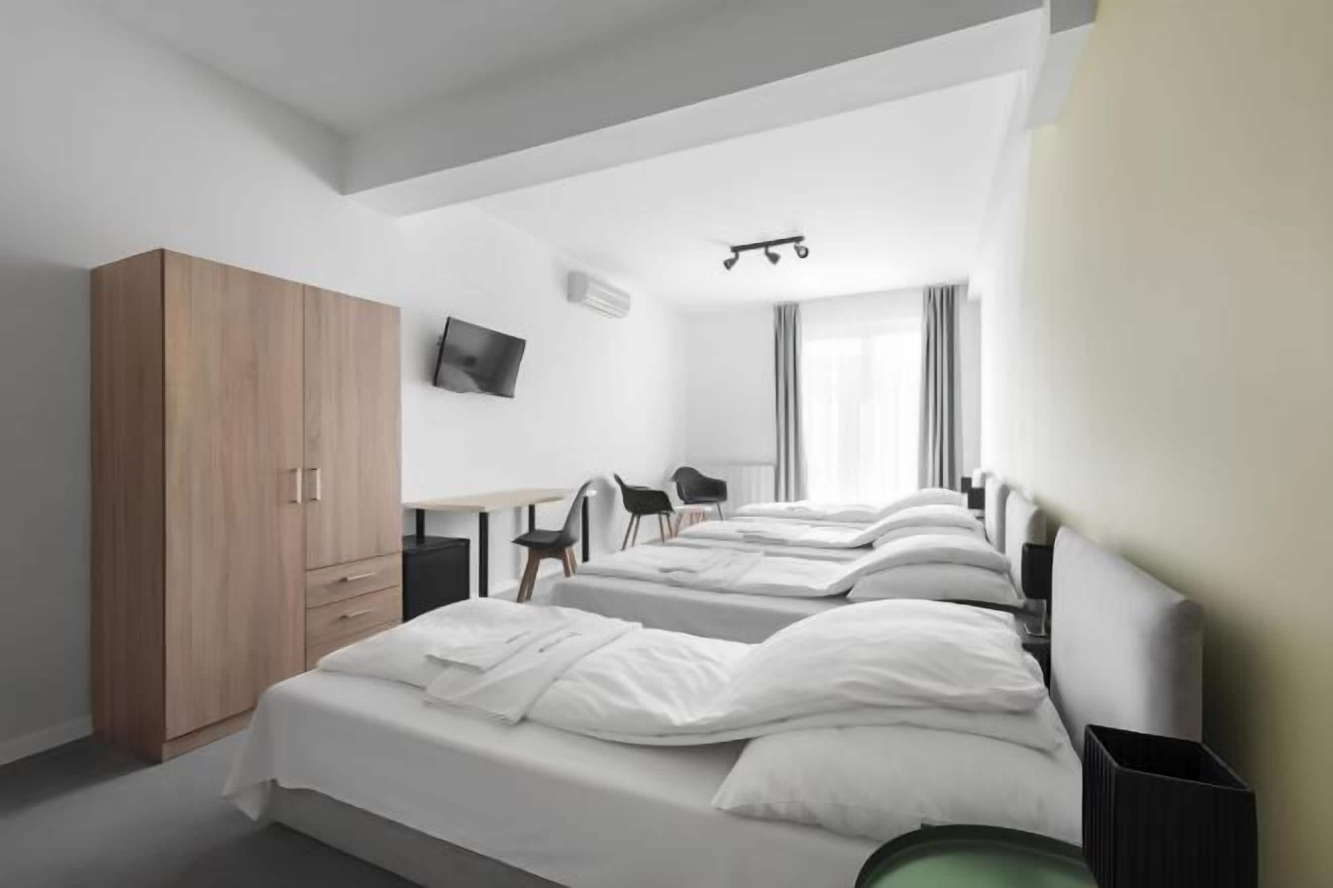 Minibar, coffres-forts dans les chambres, bureau, Wi-Fi gratuit