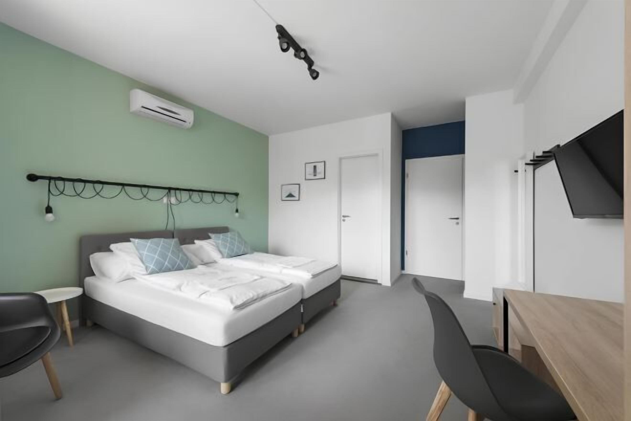 Minibar, coffres-forts dans les chambres, bureau, Wi-Fi gratuit