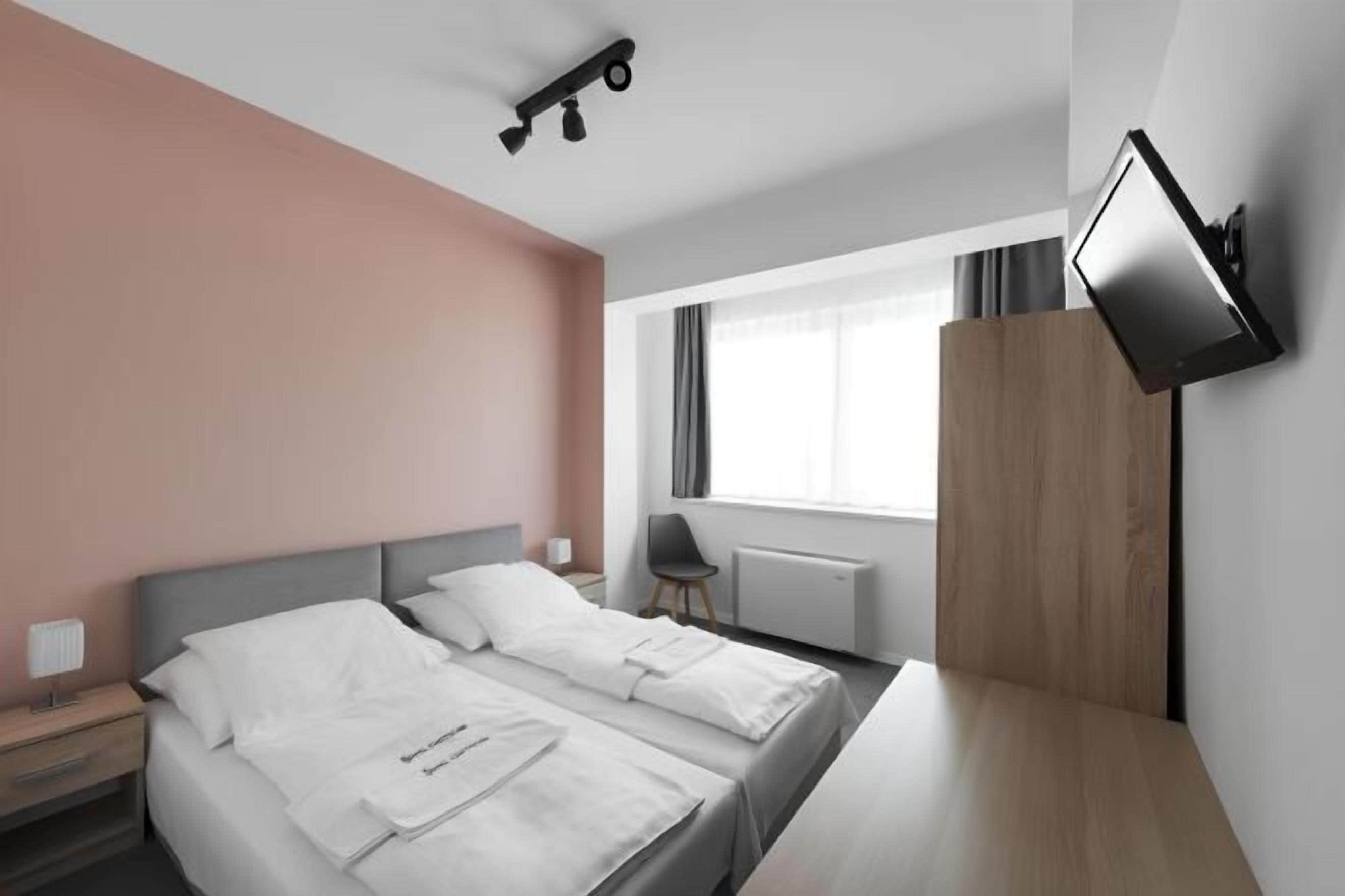 Minibar, coffres-forts dans les chambres, bureau, Wi-Fi gratuit