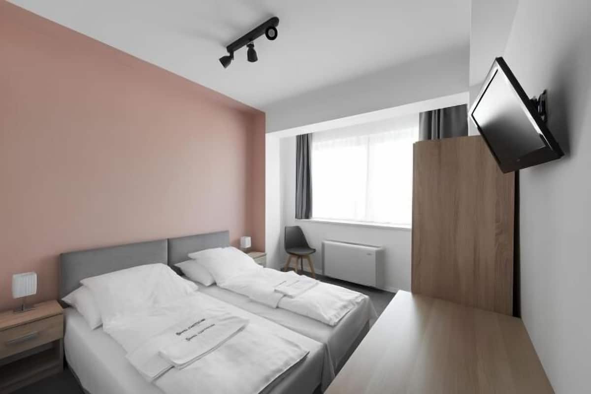 Minibar, in-room safe, desk, WiFi (free)