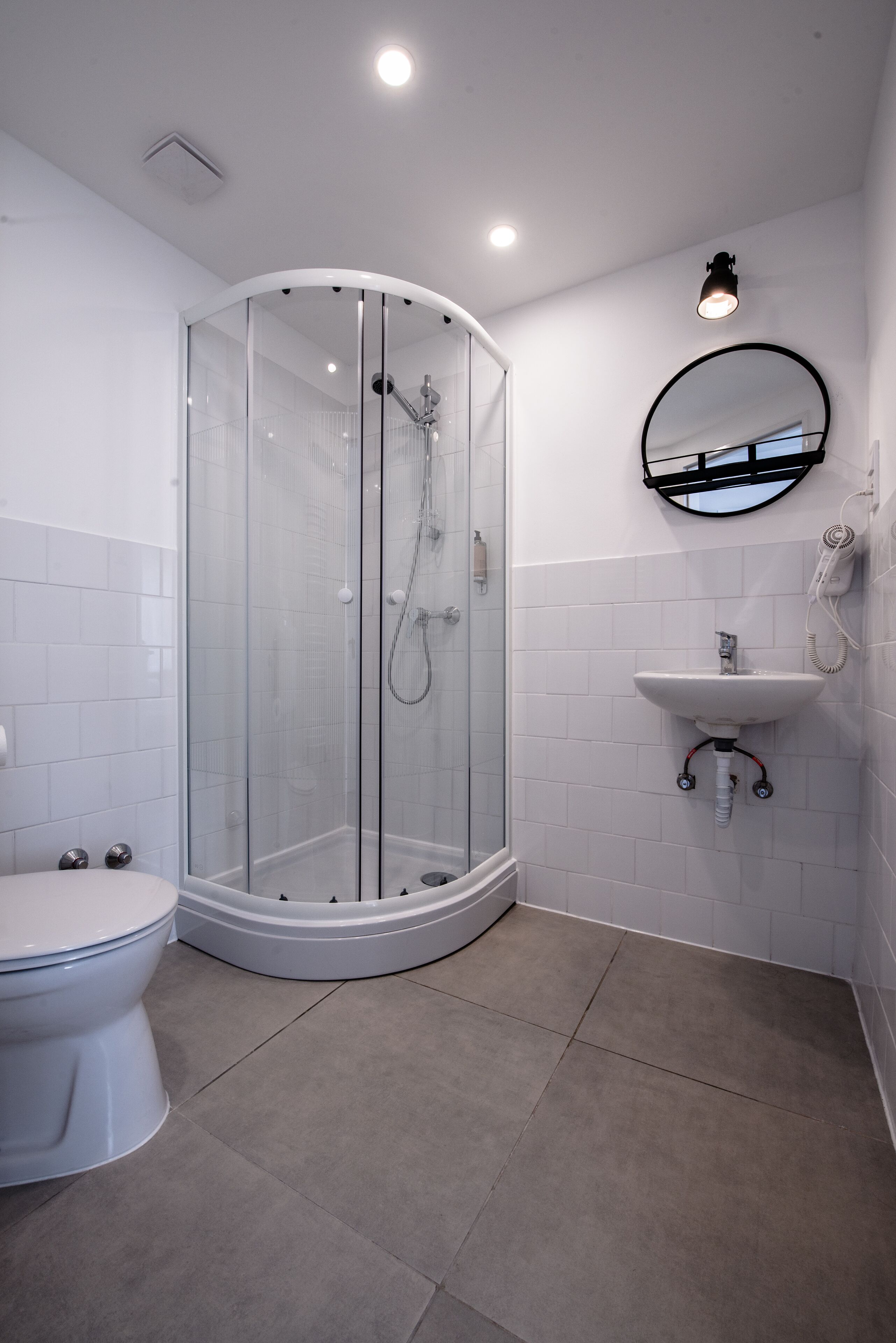 compact double room | bathroom | shower, free toiletries, hair dryer, towels