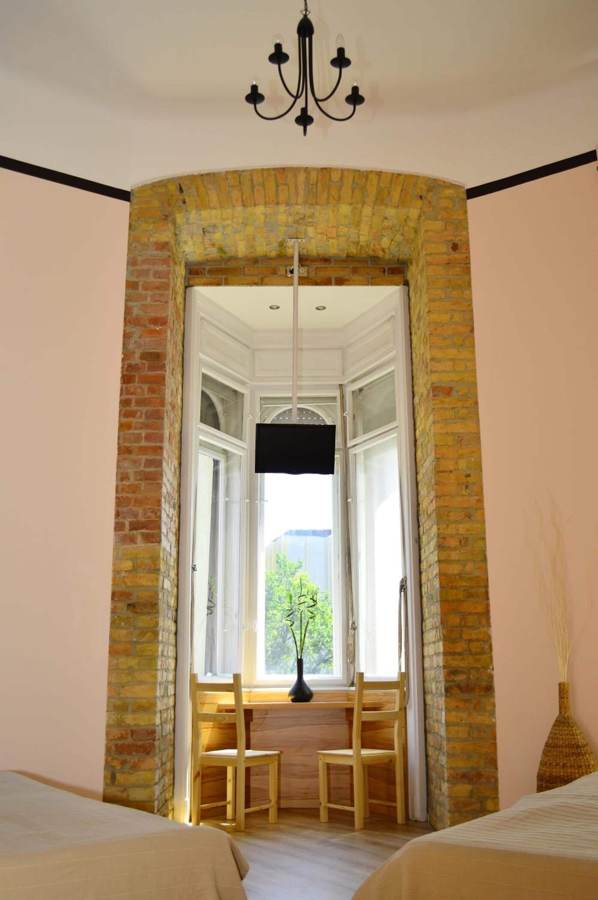 Caja de seguridad en la habitación y tabla de planchar con plancha 