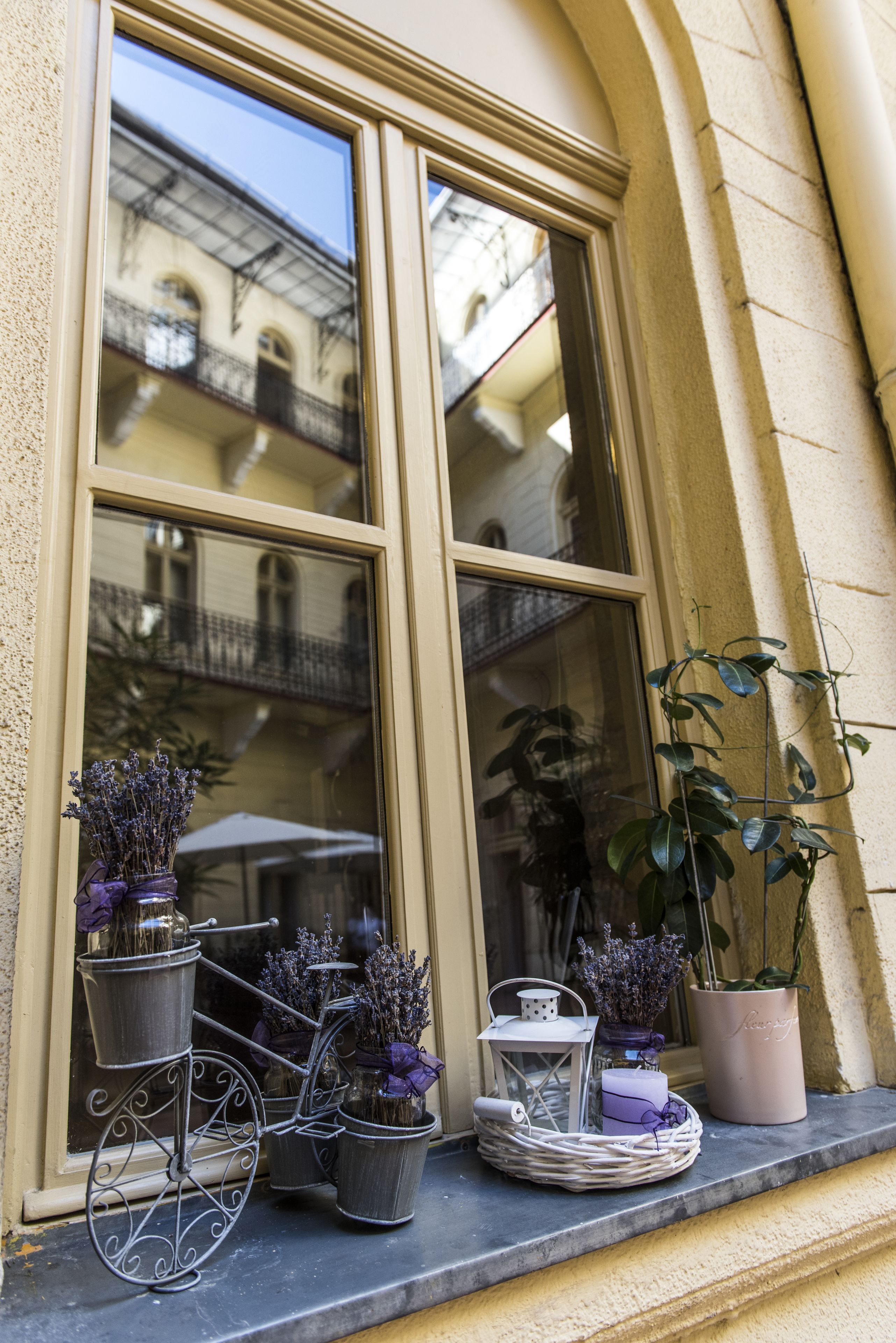 El desayuno cuesta 1500 HUF por persona