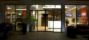 Property entrance - Hotel Maritimo (Makarska)