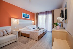 Dobbelt- eller tomannsrom, balkong, sjøutsikt | Minibar, safe på rommet og wi-fi (inkludert)