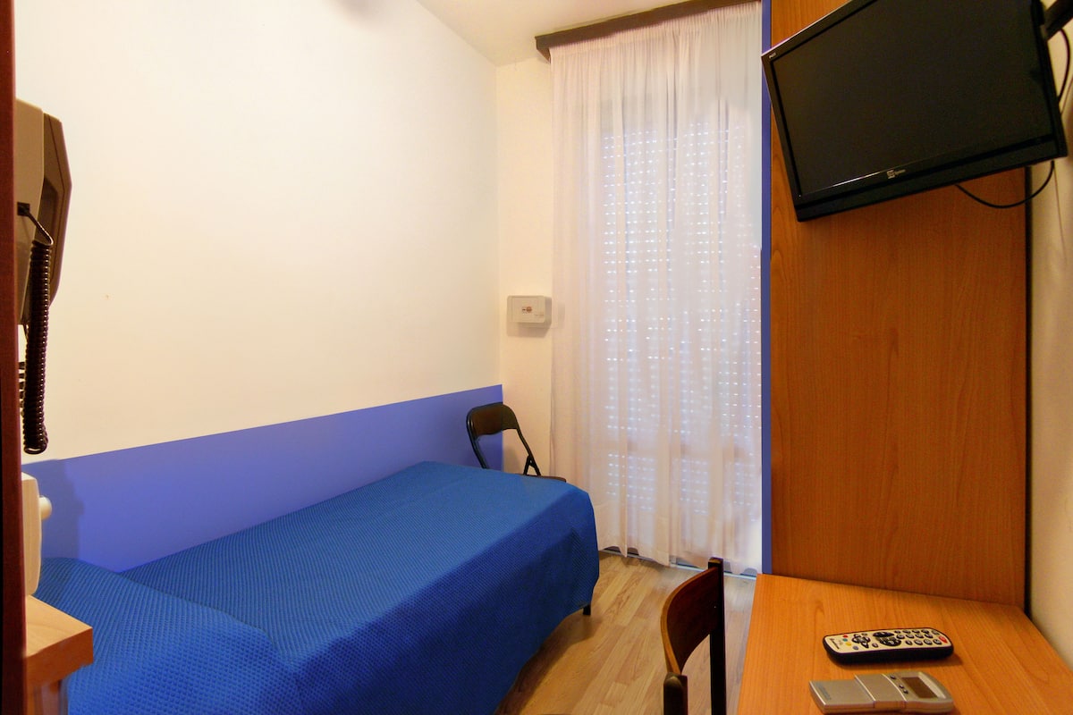 Een bureau, gratis wifi, beddengoed