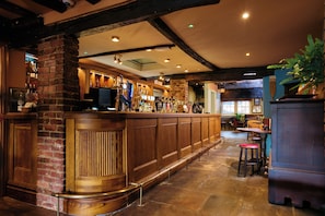2 bars/lounges