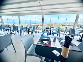 Se sirven desayunos y cocina mediterránea (con vistas al mar) 