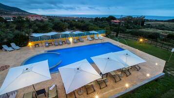 Außenpool, Sonnenschirme, Liegestühle