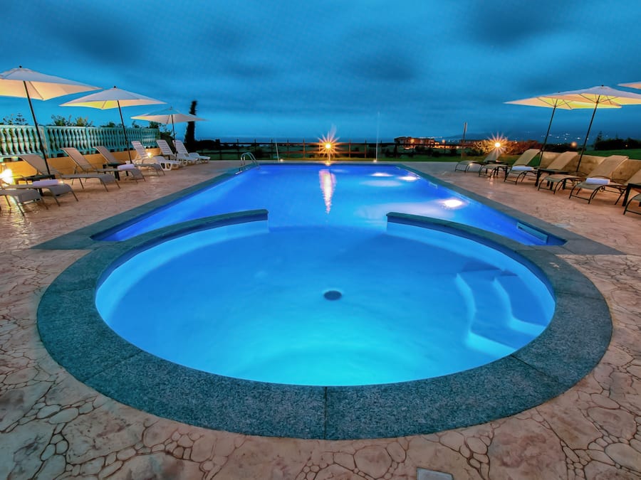 Piscine extérieure, parasols de plage, chaises longues