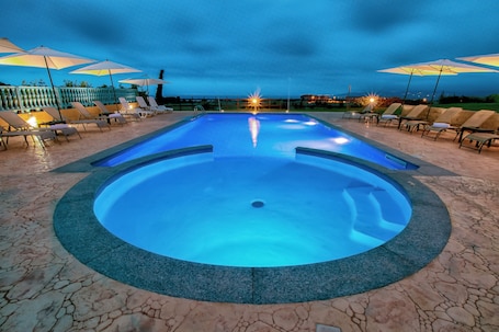 Piscina all'aperto, ombrelloni da piscina, lettini. Abbaidda Hotel