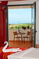 Habitación doble, balcón, vistas al mar | Vistas desde la habitación