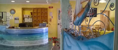 Un espace d’accueil comprenant un comptoir, une horloge et un tableau d’affichage.