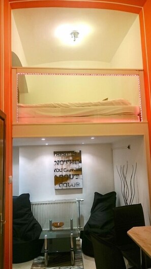 Mini studio with loft - Paulay street 18. | 1 υπνοδωμάτιο, μοναδική διακόσμηση, μοναδική επίπλωση, γραφείο 