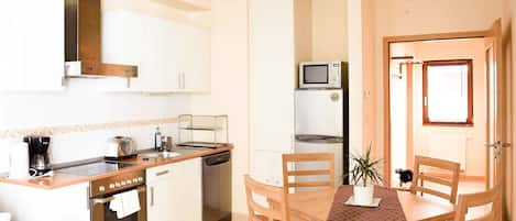 Executive Studio 2 adults | Private kitchen | Full-sized fridge, microwave, stovetop, coffee/tea maker