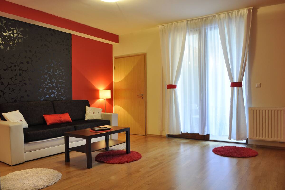 Superior appartement, 2 slaapkamers | Woonkamer | Een flatscreentelevisie