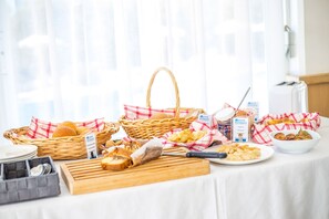 Daily continental breakfast for a fee - Irinna (Rhodes)