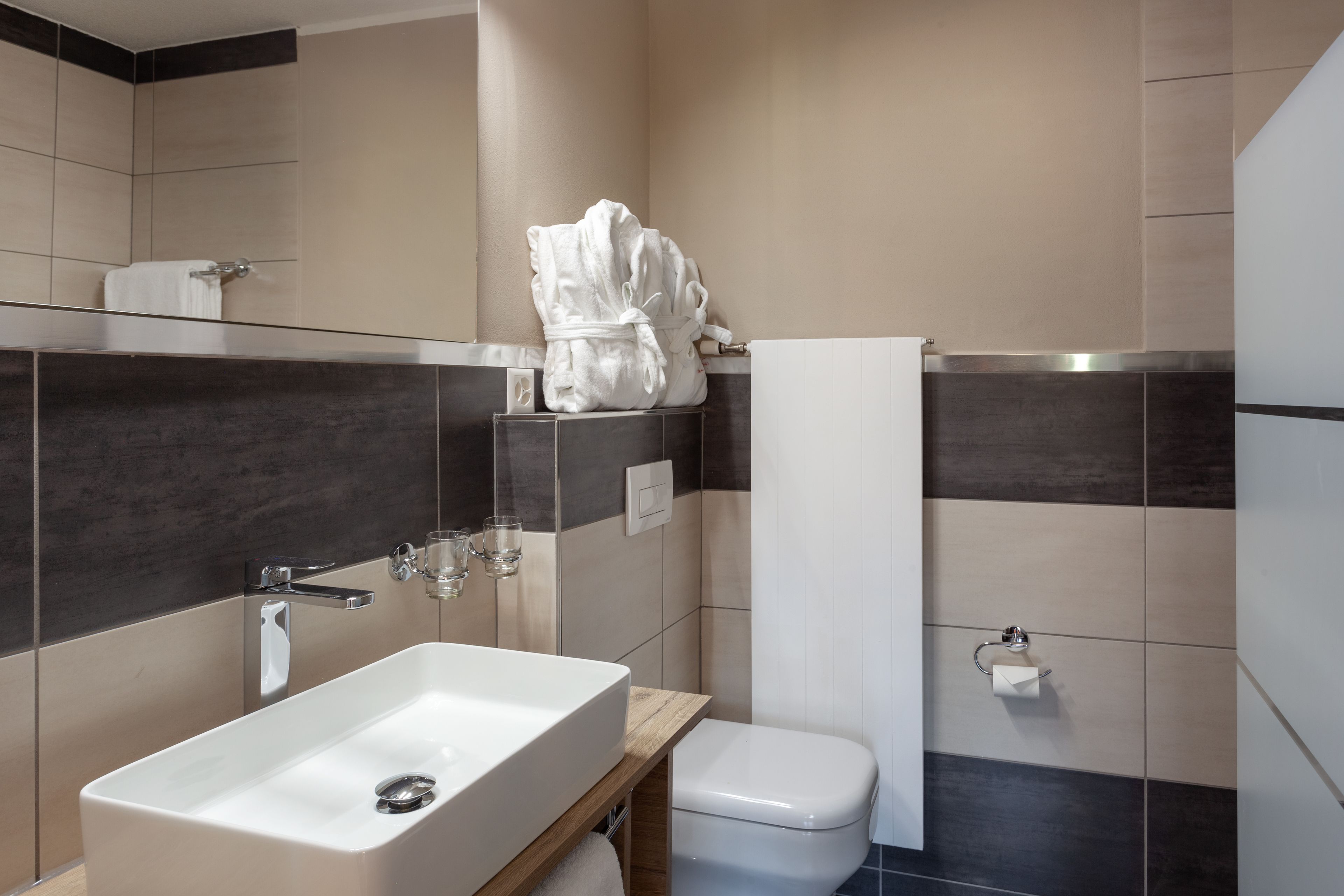 double room, 1 queen bed | minibar, in-room safe, desk, cots/infant beds