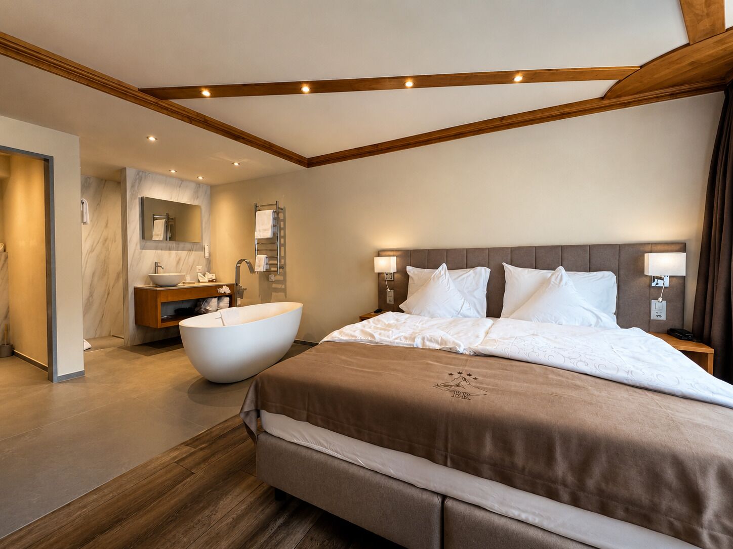 Suite, Jetted Tub, Mountain View