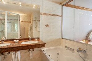 Suite, Whirlpool, Bergblick | Minibar, Zimmersafe, Schreibtisch, Babybetten