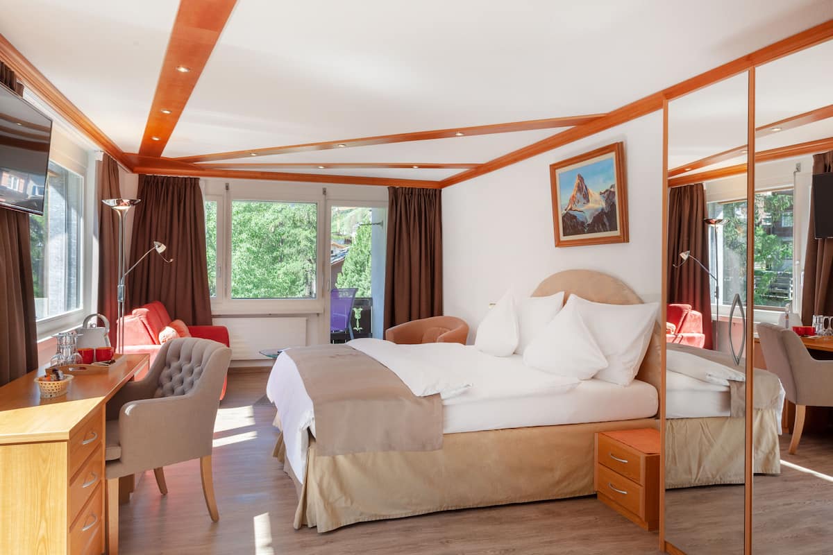 Deluxe Double Room, Balcony, Mountain View | Minibar, in-room safe, desk, cribs/infant beds