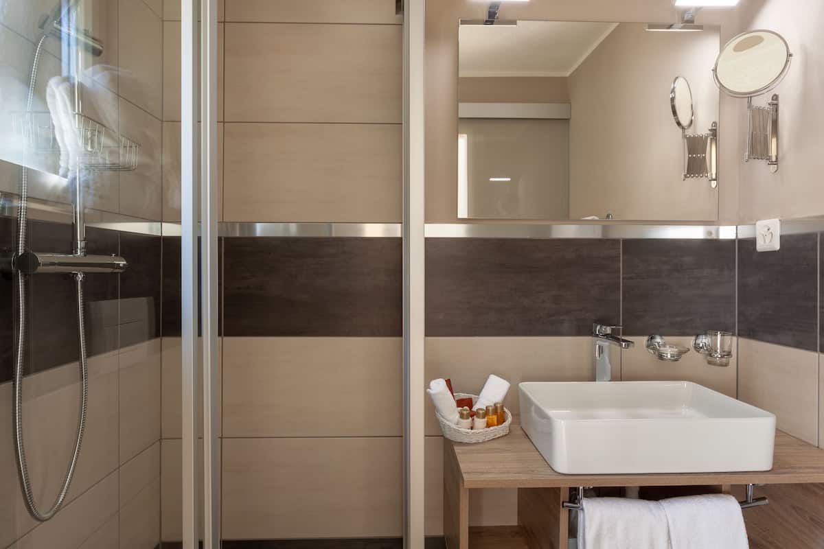 Single Room, Balcony | Minibar, in-room safe, desk, cribs/infant beds