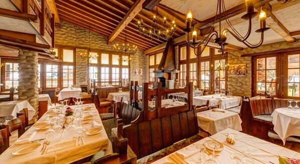 Déjeuner et dîner servis sur place