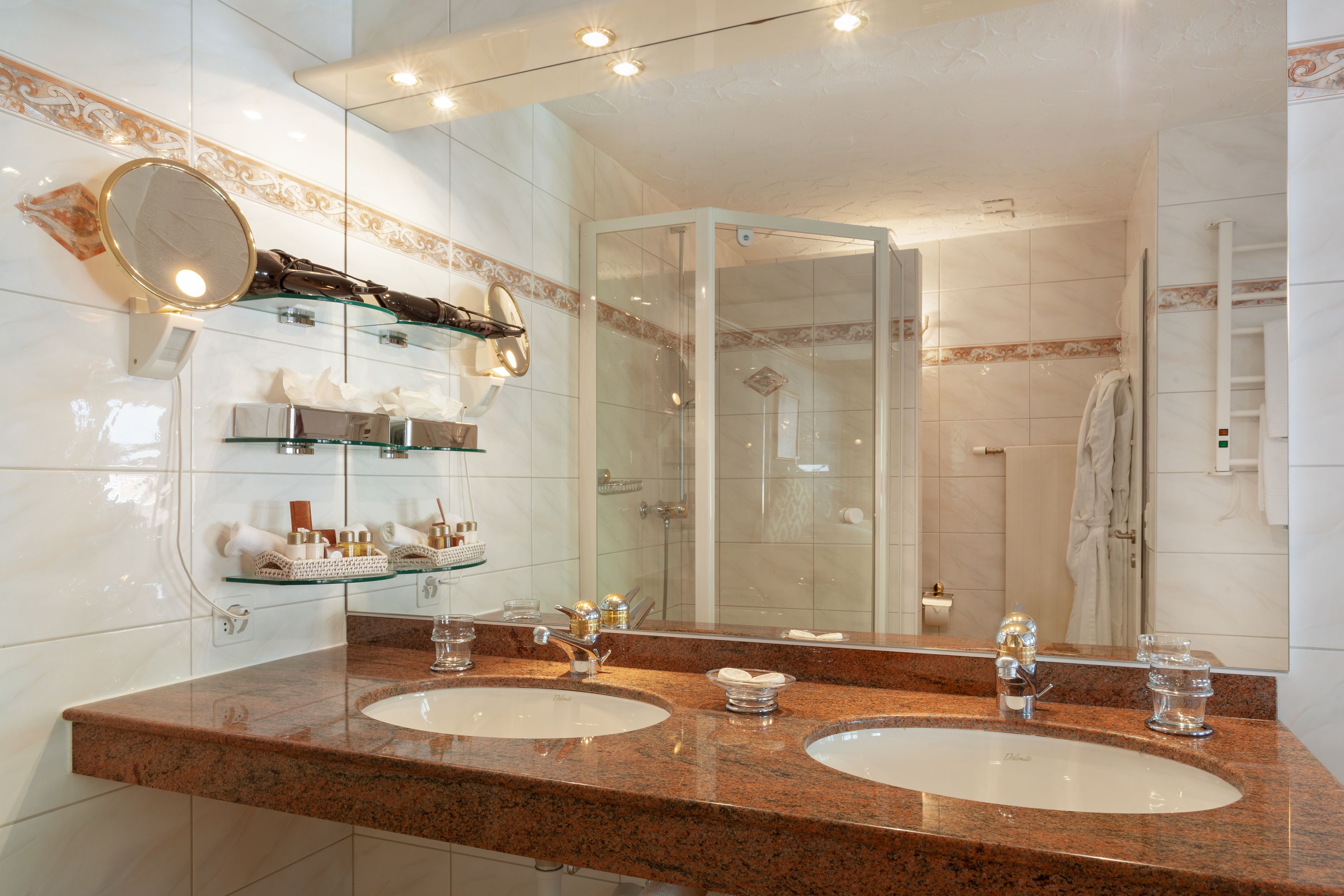 suite, jetted tub, mountain view | minibar, in-room safe, desk, cots/infant beds