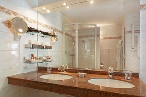 套房, 按摩浴缸, 山景 | 迷你吧、客房内保险箱、办公桌、婴儿床