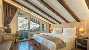 Doppia Standard, balcone | Minibar, una cassaforte in camera, una scrivania