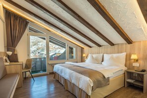 スタンダード ダブルルーム バルコニー | ミニバー、セーフティボックス (室内)、デスク、ベビーベッド