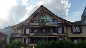 A traditional building with a sign reading "Hotel" and "Hotel Hardermann." It features a balcony with flower boxes and a distinctive architectural style. - Hotel Post Hardermannli (Unterseen)