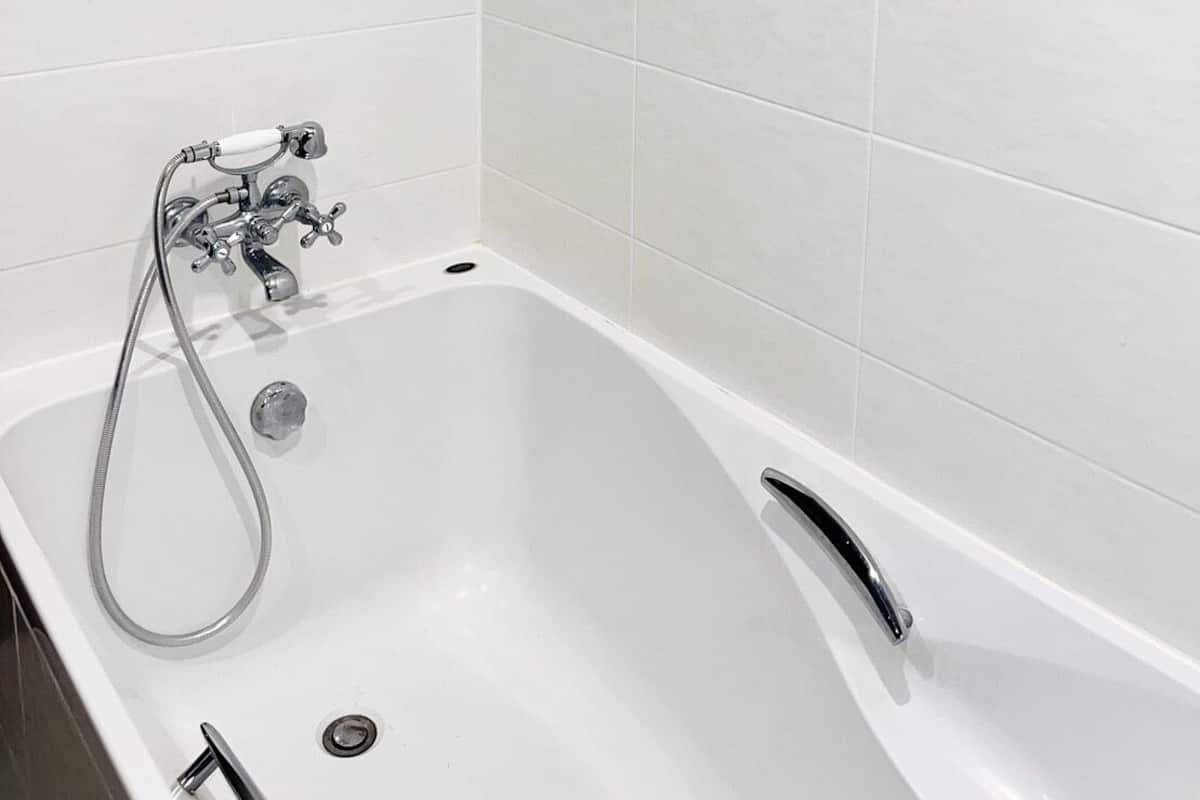 Derin küvet, ücretsiz banyo/kozmetik ürünleri, saç kurutma makinesi