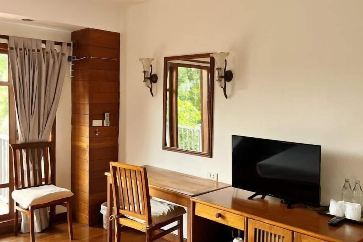 Oturma alanı | Uydu yayını kanalları bulunan 32 inç LCD televizyon, televizyon