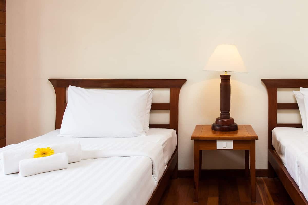 Quarto duplo standard, vista para a cidade | Frigobar (abastecido com alguns itens grátis), cortinas blackout