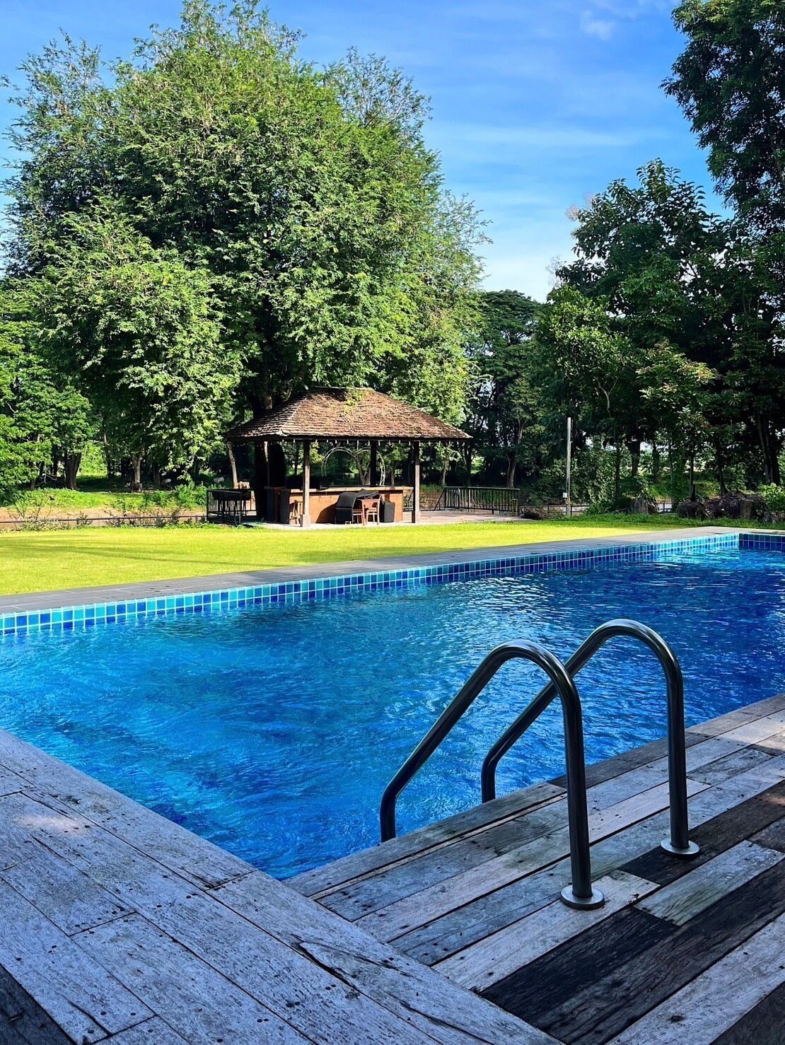 Outdoor pool, pool loungers