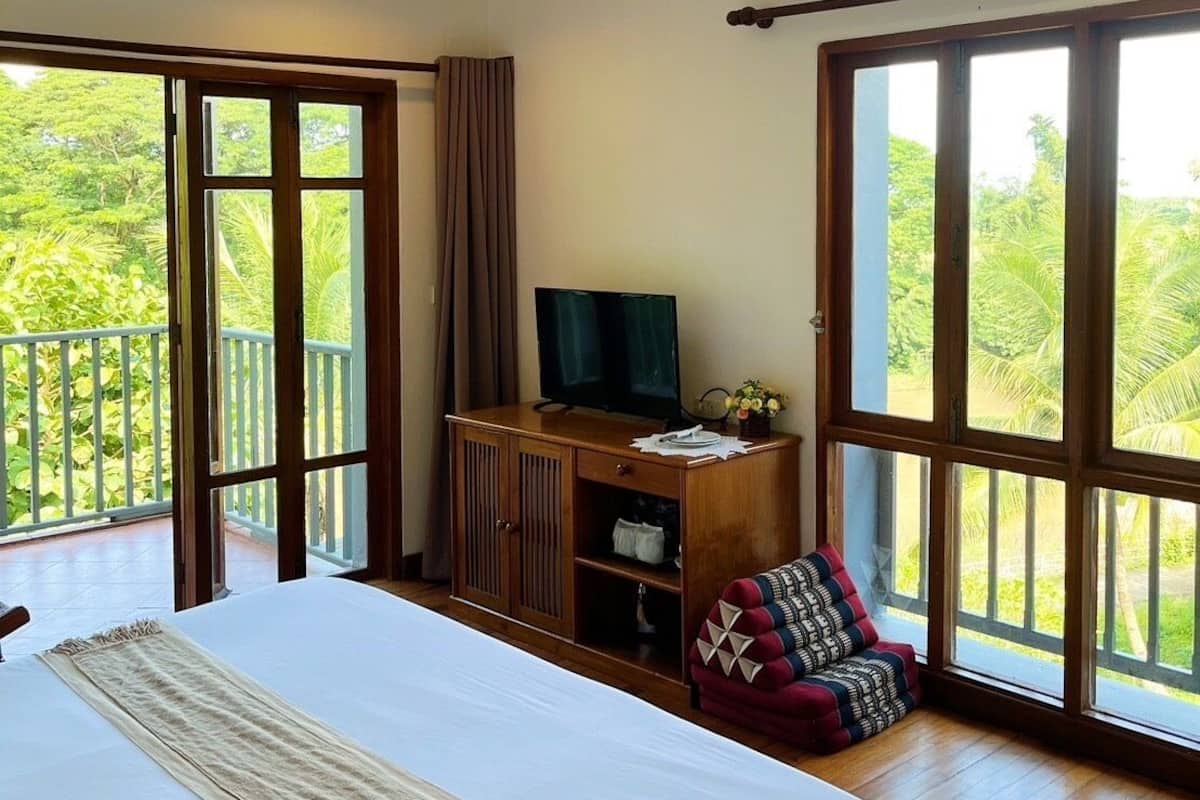 Deluxe Tek Büyük Yataklı Oda, 1 Büyük (Queen) Boy Yatak, Nehir Manzaralı | Ücretsiz minibar ürünleri, güneşlik/perde, ücretsiz kablosuz İnternet