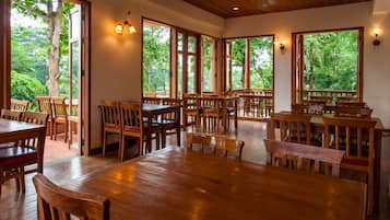供應早餐、午餐、晚餐;泰國菜