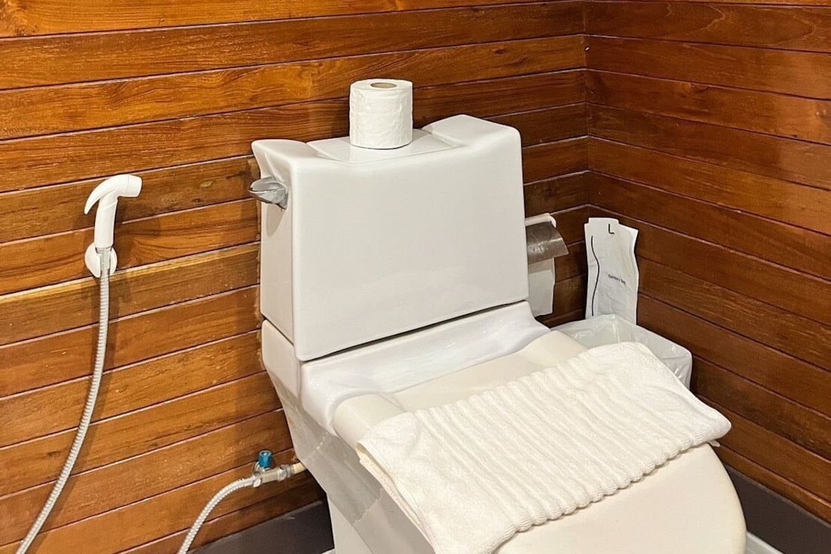 Derin küvet, ücretsiz banyo/kozmetik ürünleri, saç kurutma makinesi