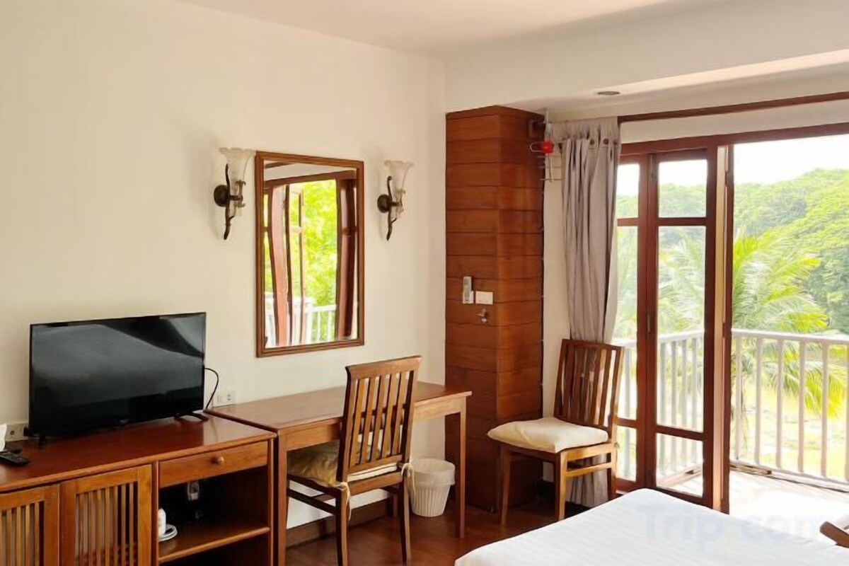 Minibar (some free items), blackout drapes, WiFi (free)
