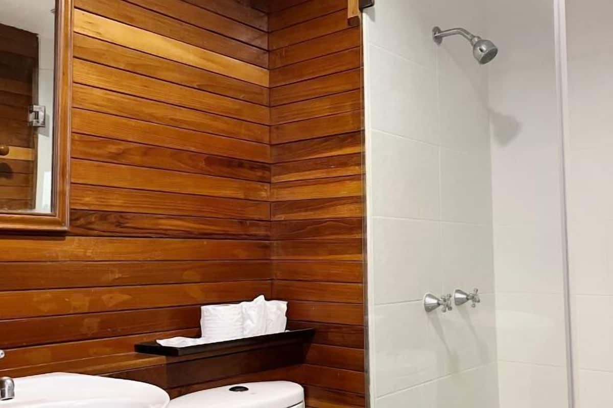 Derin küvet, ücretsiz banyo/kozmetik ürünleri, saç kurutma makinesi